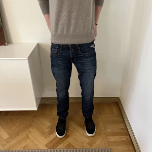Replay jeans - Vi säljer nu våra schyssta replay jeans med bra kvalité Personen på bilden är 188 lång 