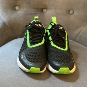 270 grön och svart  - Använd 3 gånger 