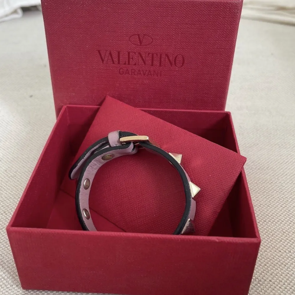 säljer detta sjukt söta rosa valentino armband!!❤️ låda och kort medföljer💓 fraktar endast!💗 använt men fint skick😇. Accessoarer.