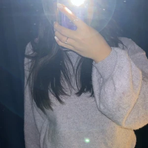 Lila tröja från Lindex  - Lila stickad tjocktröja från Lindex,passar M/S/Xs. Säljer pågrund av att den aldrig kommit till användning💗Skriv priv för fler frågor o bilder🥰💗