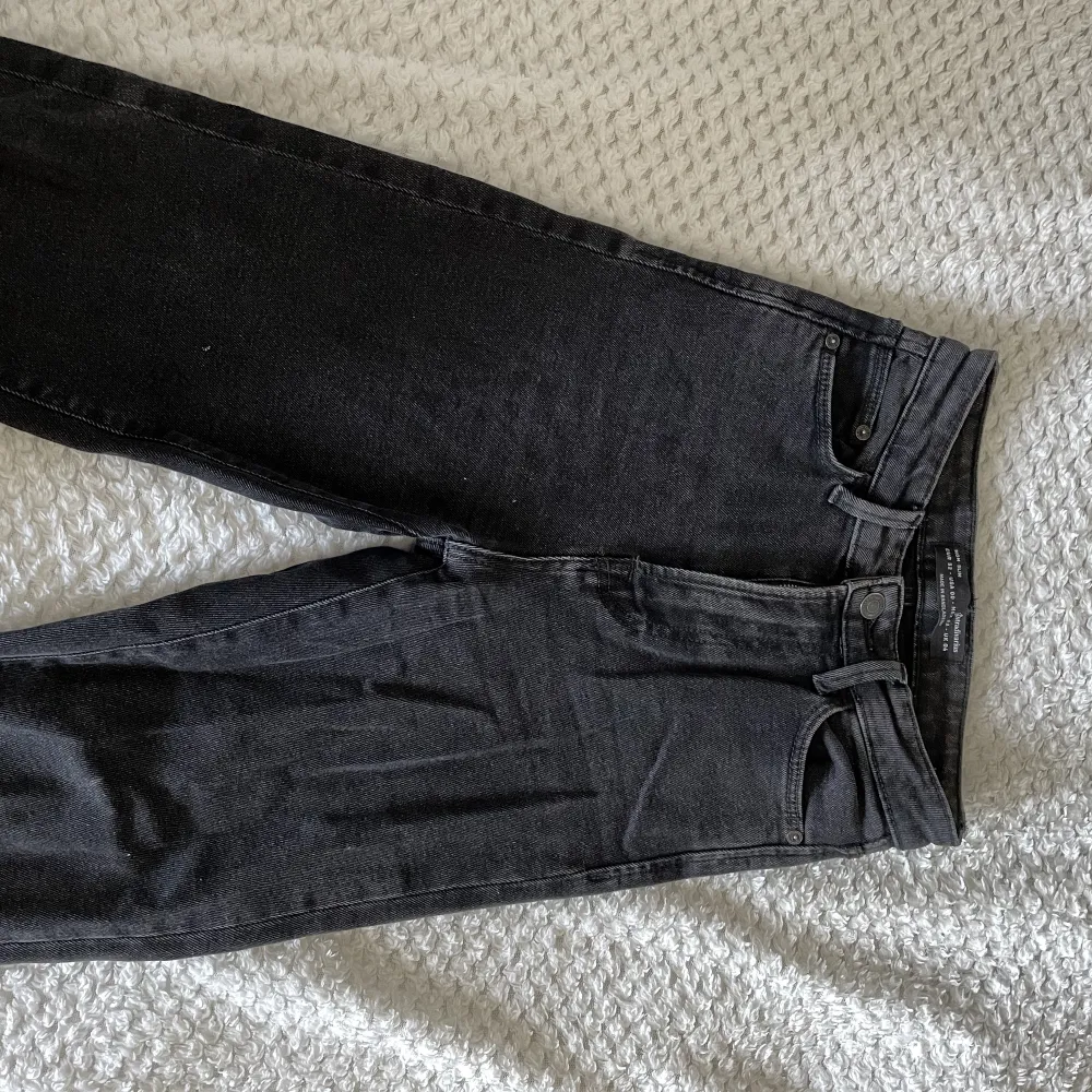 Snygga jeans från stradivarius i en urtvättad svart färg 🖤. Jeans & Byxor.