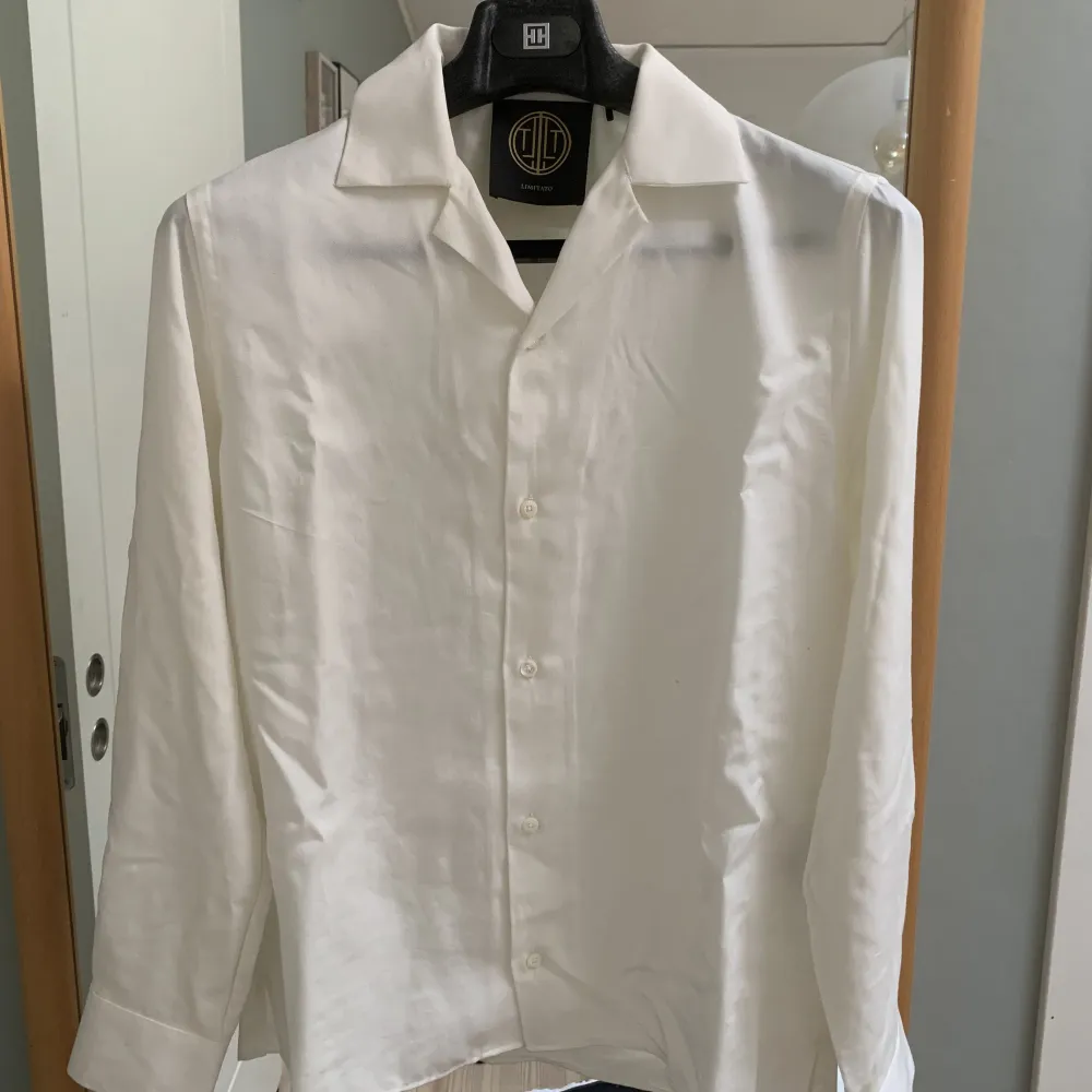 Skitsnygg long sleeve shirt från Limitato köpt på NK i Göteborg. Stl.-S, knappt använd Original pris 2200kr - tags finns Tvättad och förberedd vid köp. Tröjor & Koftor.
