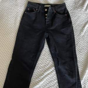 Svarta högmidjade jeans från Gina tricot 🖤