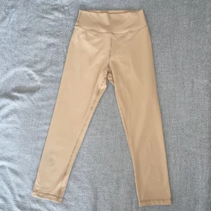 Träningstights musclenation - Träningstights med scrunch detalj, vadlånga. Fint skick 