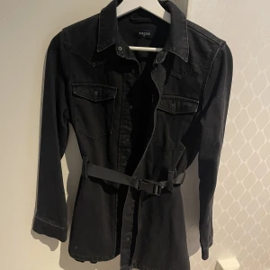 Jeansjacka med bälte  - Jätte fint jeans jacka från vero Moda använd 1 gång. pris kan diskuteras vid snabb 