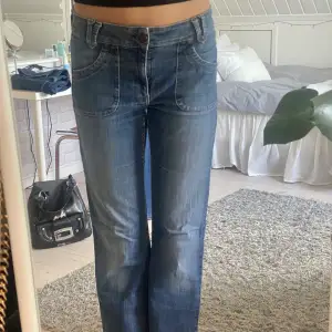 Snygga low waist jeans, snygga fickor, små i storleken!!