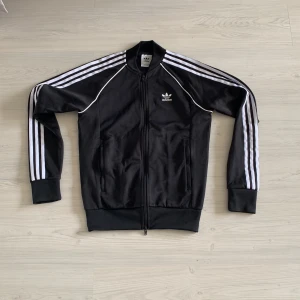 Adidas Adicolor Classics  - Använd 3 ggr, säljer pga för liten Storlek: S Produkten är liten i storleken.