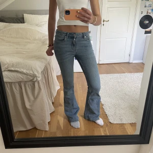 Bootcut jeans - Skit snygga denim blåa bootcuts från mango! Storleke 36 och är skit snygga i passformen. Säljer för de ej kommer till någon stor användning längre. Köpta för 400kr och säljer för 250! 