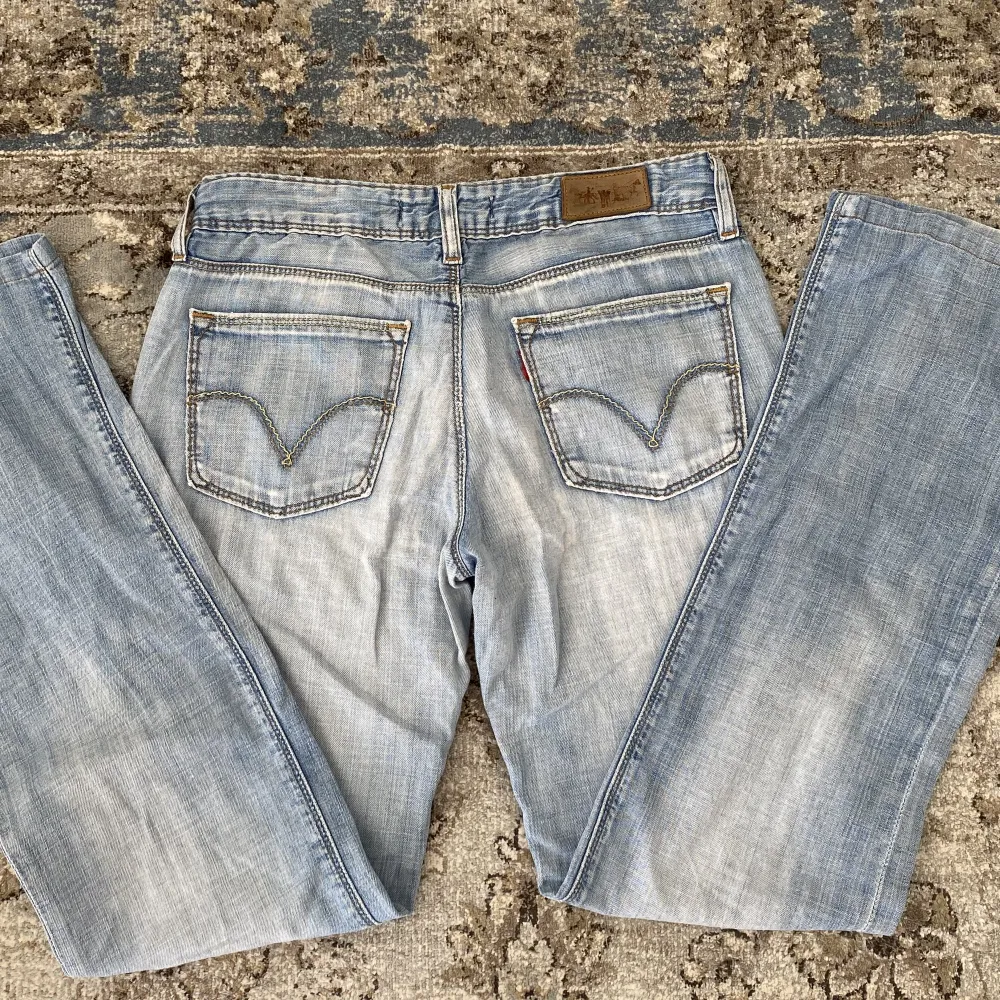 Säljer dessa snygga bootcut levis jeans pga att dom är förkorta❤️ mycket fint skick! Ganska tunt jeans material. Innerbenslängden är 70cm och midja 73 cm runt (dubbelkollat)❤️. Jeans & Byxor.