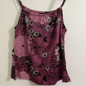 Rosa Silkeslinne - Rosa linne i silke med blomstermotiv 💗🌷köpt second hand men aldrig använd av mig, i gott skick ☺️