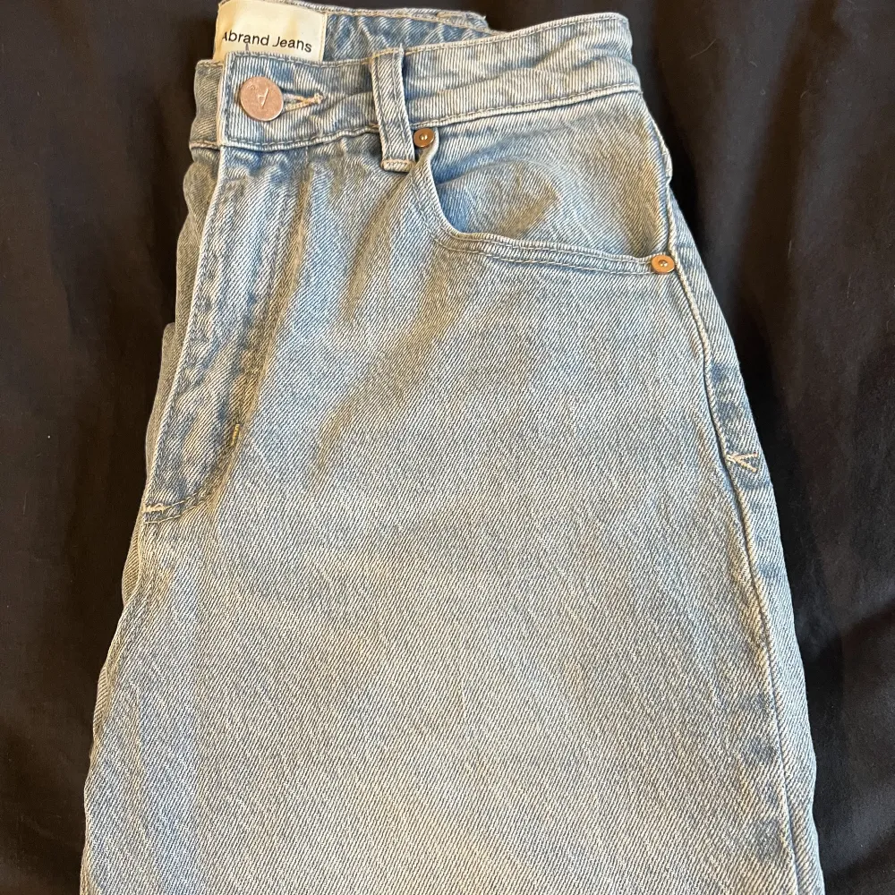 Abrand Jeans ”A ’94 High Straight” storlek 25. Använda en gång, säljer på grund av att jag har ett par likadana.  Originalpris: 999:-. Jeans & Byxor.