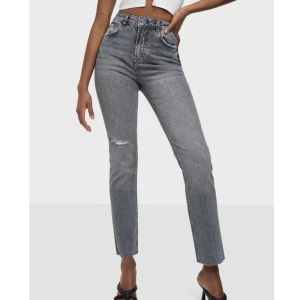 Gråa jeans  - Ett par gråa jeans från Pieces. Aldrig använda, lappar kvar. Storlek 28/30, passar mig som är en S/M o 160 cm lång. Jättesnygga men kom aldrig till användning!! Ord. pris 600:- 🤍🖤