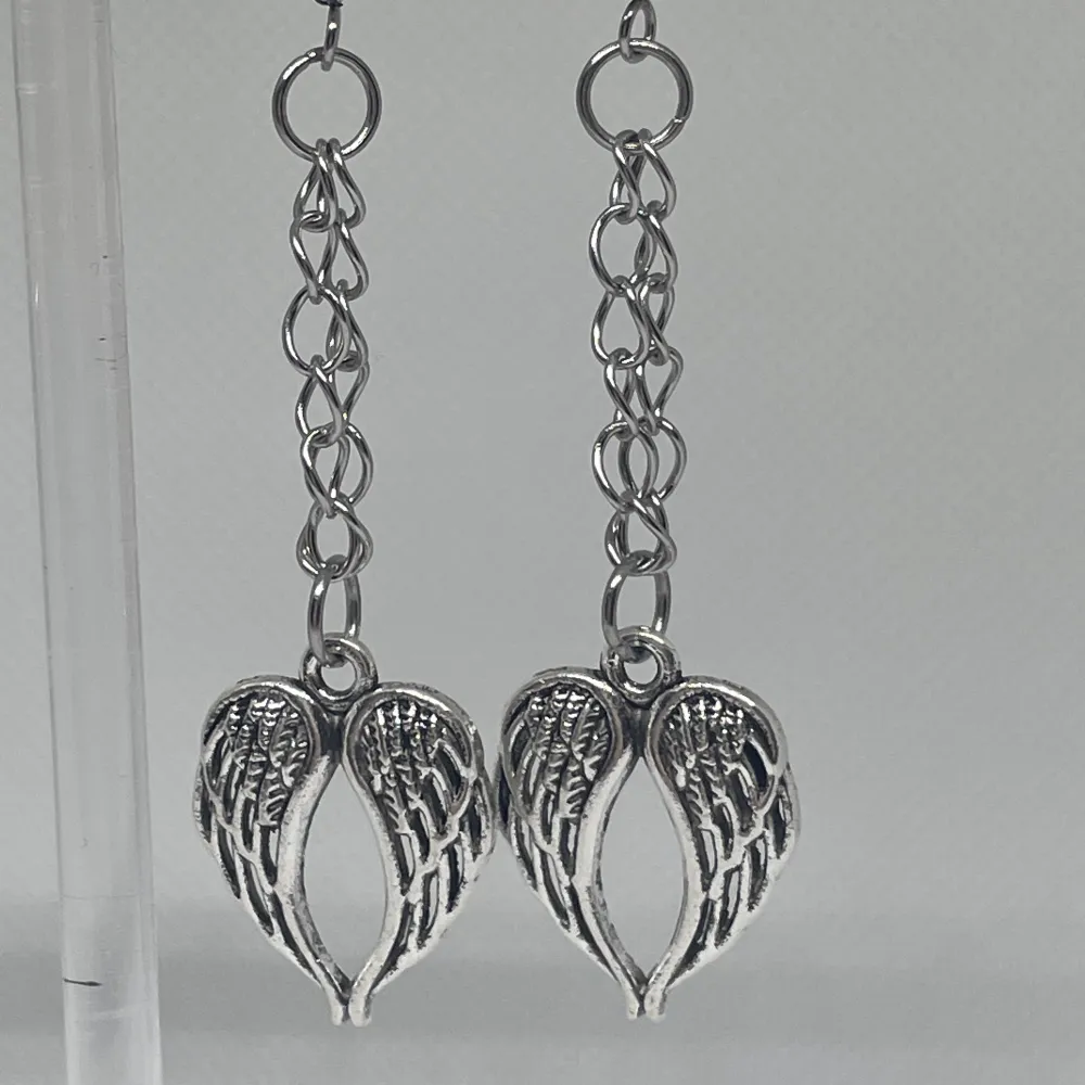 2 par super snygga angel dust earrings . Super fina och passar till allt. Spicea upp din outfit med dessa örhängen från ICONIC SILVER. Material: mestadels rostfritt stål 💕😊   1 par för 125 eller båda för 200kr. Accessoarer.