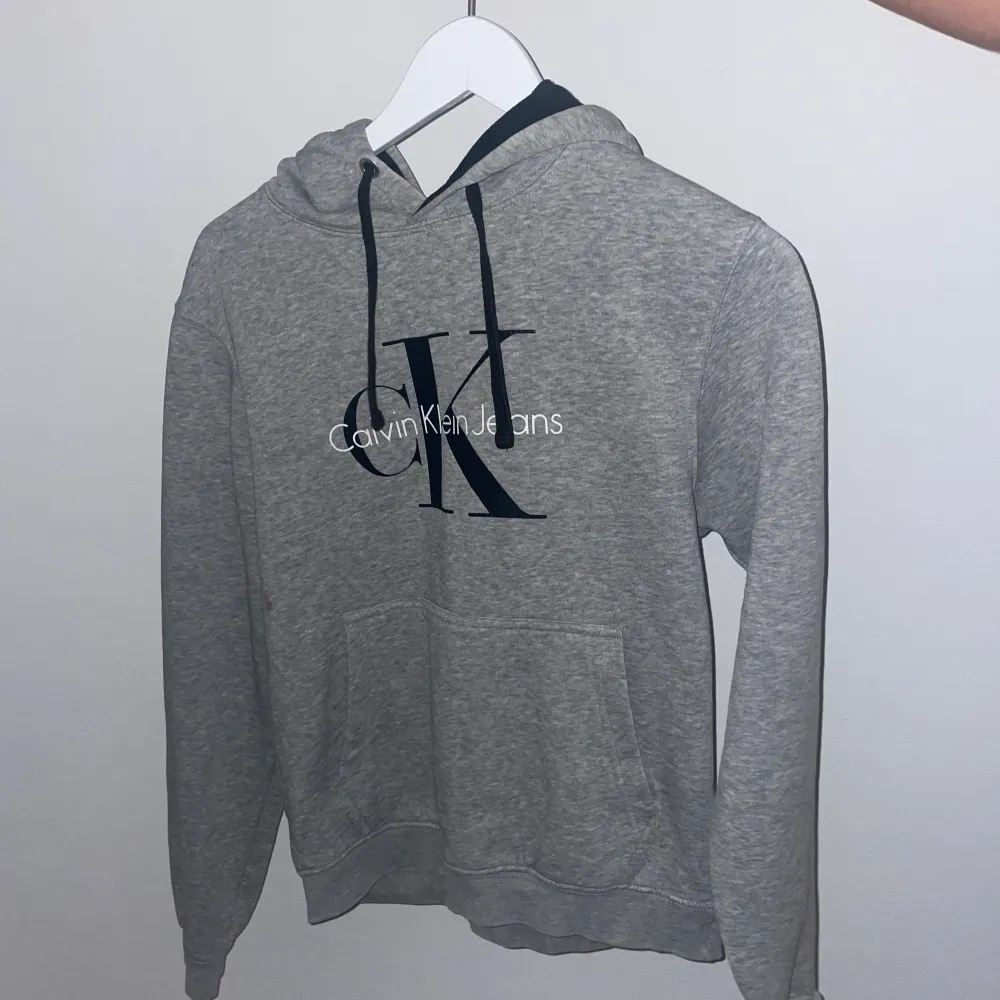 Snygg grå Calvin Klein hoodie. Hoodies.