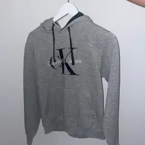 Snygg grå Calvin Klein hoodie