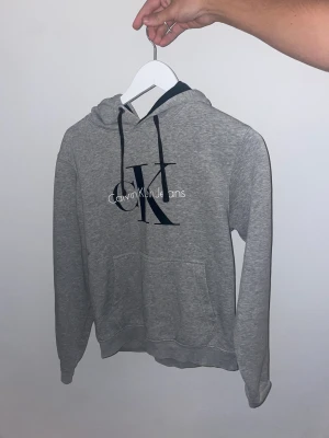 Calvin Klein hoodie - Snygg grå Calvin Klein hoodie