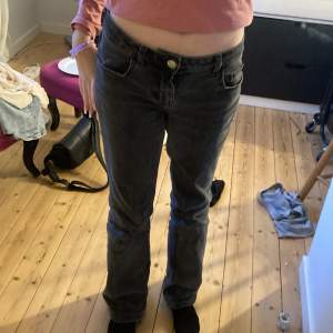 Ett par lågmidjade svarta jeans 