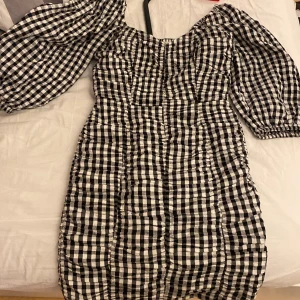 Mönstrad klänning  - Säljer min mönstrade jätte fina klänning från bikbok då den inte passar längre 💘💘