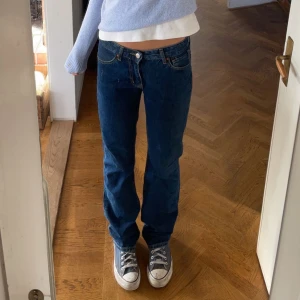 Low straight jeans  - Säljer ett par assnygga jeans från bikbok. Jensen är låga i midjan och raka i benen. Säljer då de inte kommer till användning längre. 