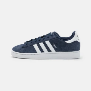 Skor - Storlek 40 men små i stoleken , passar mig som vanligtvis har 38. använda men i välldigt bra skick, köpta för 1100 kr, skriv för frågor eller egna bilder 💗