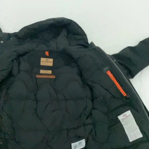 Parajumper jacka  - Hej helt ny parajumper jacka har bara använts två gånger. Den är äkta