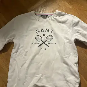 Vit college tröja från märket Gant, i storlek 158/164 cm! 🙌Är öppen för ändring av pris!