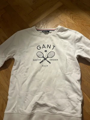 Gant vit tröja  - Vit college tröja från märket Gant, i storlek 158/164 cm! 🙌Är öppen för ändring av pris!