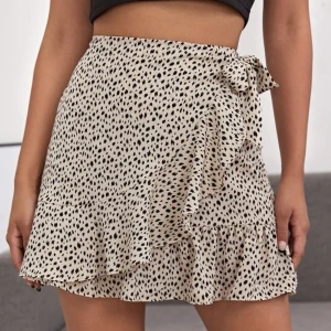 Beige kjol - Oanvänd Supersöt beige kjol med svarta prickar som är så fin när man är brun!😍den är alltså i helt nyskick!! den har resår längst upp där bak som gör att den formar sig efter midjan och passar de flesta storlekarna❤️‍🔥❤️‍🔥