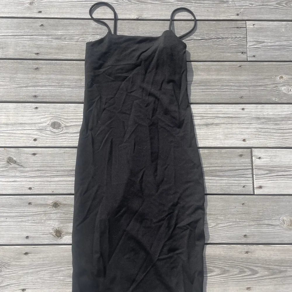 Säljer min fina svarta tajta klänning från Gina pågrund av att den ej kommer till användning längre! . Klänningar.