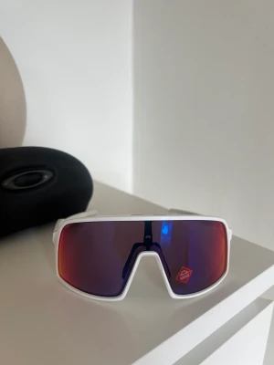 OAKLEY sutro nya glasögon vita - Helt nya glasögon från OAKLEY. Funkar som solglasögon eller skidglasögon. De har asbra ljus så man vill inte ens ta av sig dem Köpta för 1800:- Passar både till kille och tjej 