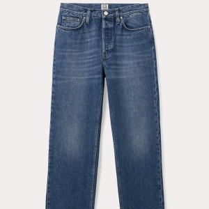 Classic cut jeans Toteme - Storlek 26/32, älskar till döds men för små för mig i år. Köpta förra hösten, använda men i superfint skick! Fått så många komplimanger för dem. Ord. pris 2500kr.