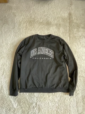 Svart sweatshirt  - En svart sweatshirt för 75kr