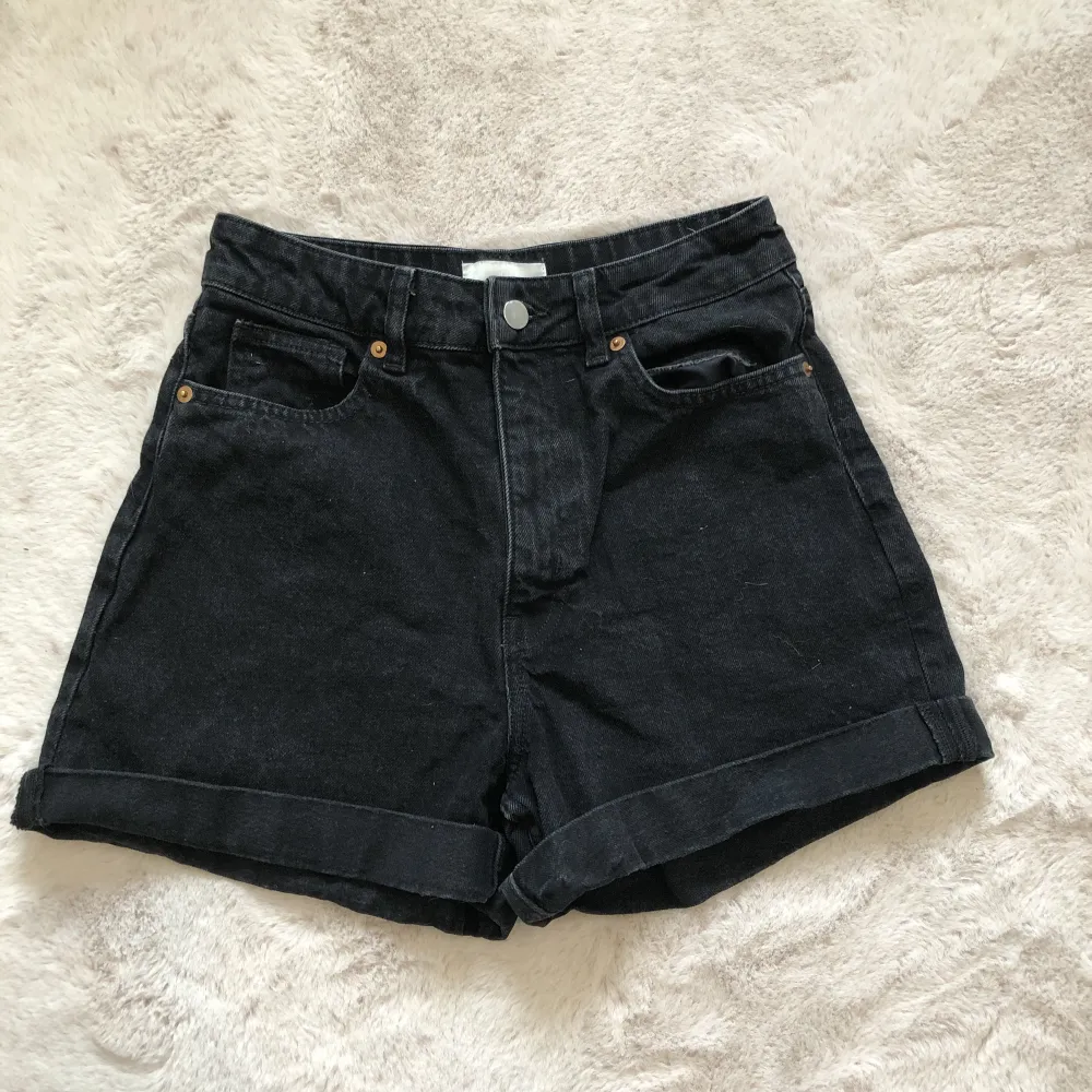 Svarta Jeans shorts från H&m. Shorts.