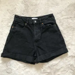 Svarta Jeans shorts från H&m