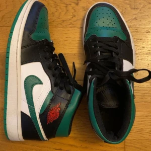 Nike air jordans  - Säljer ett par Nike Air Jordans i gott skick. Köpta här på plick och säljer pga att de var för stora. Kom privat för fler bilder eller frågor 💗💗