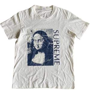 En Mona Lisa Supreme T-shirt i storlek S. Tröjan är i fint skick med inga skador eller men har några små fläckar. Vid fler frågor eller mått tveka inte att kontakta oss!