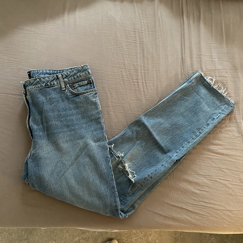 Säljer dessa otroligt snygga mellanblå skinny jeans i vintage-stil med mellanhög midja och revor i storlek W36/L36. Använda 2 gånger.. Jeans & Byxor.