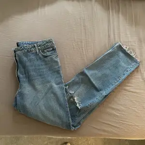 Säljer dessa otroligt snygga mellanblå skinny jeans i vintage-stil med mellanhög midja och revor i storlek W36/L36. Använda 2 gånger.