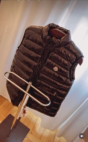 Moncler väst - Moncler väst använt några gånger. Skicket är 9/10. Nfc Scam fungerar. Har ni några frågor kom dm