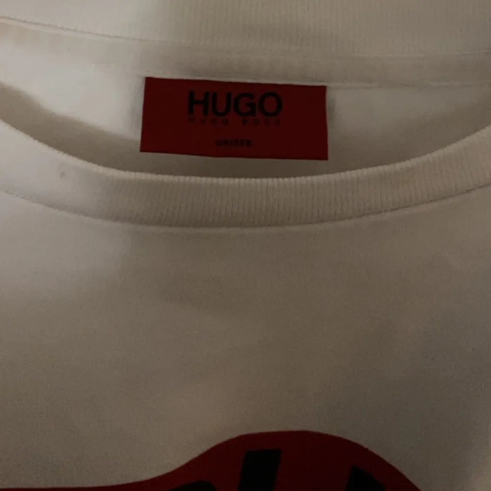 Säljer min snygga och stilrena Hugo boss tröja. Rätt så bra skick men vid frågor så skriv gärna. Går att sänka pris vid snabb affär . Tröjor & Koftor.