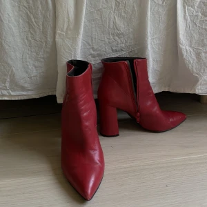 Klackskor  - Röda fina klackskor ifrån K Cobler som passar perfekt nu till hösten!