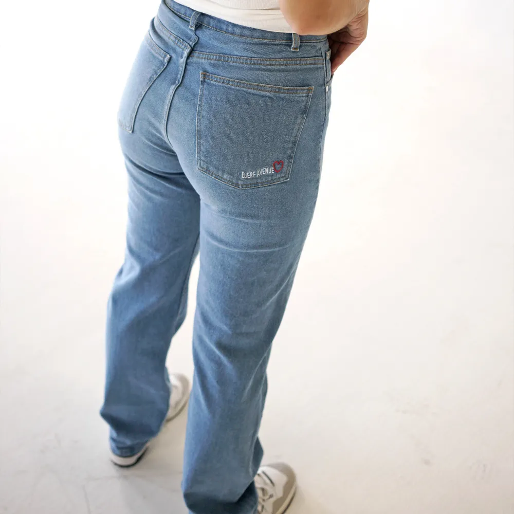 Straight Jeans Mid Blue regular  Använda men perfekt skick Nypris: 1300kr. Jeans & Byxor.