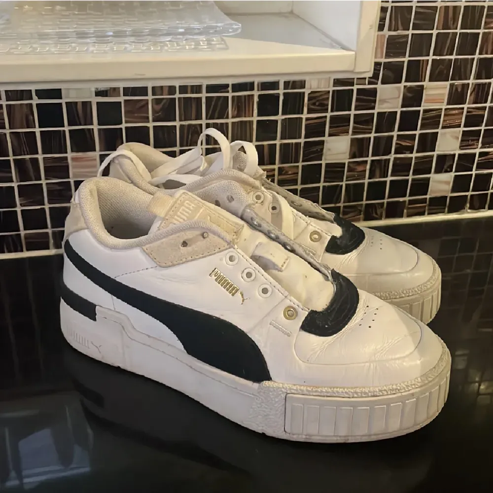 Vita puma sneakers kommer inte längre till användning, i strl 38. Skor.