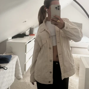 Jeansjacka mango - Säljer denna as snygga jeansjacka från mango. Strl S och sitter perfekt stort på mig som är xs-s!! Nypris på hemsidan är 420kr💓