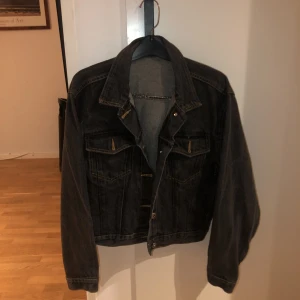 Svart jeansjacka - Svart jeansjacka i storlek 38🖤