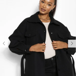 Svart kappa  - Säljer nu denna helt nya svarta kappan från boohoo, storlek 40 och lappen är kvar!☺️