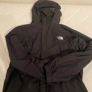 The north face Jacka - Säljer nu min north face windbreaker/regnjacka! 8/10 cond, hör av dig vid funderingar!