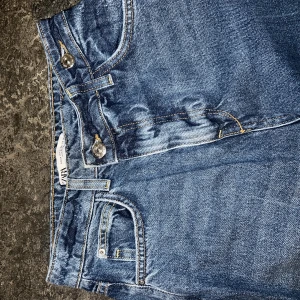 SIDE CROSS ZARA STRAIGHT JEANS - Perfekt skick. Använd en gång. Stl. 34.