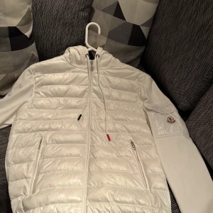 Moncler cardigan  - Moncler cardigan vit skick 10/10 som ny 