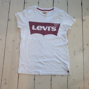Levi's  - En levis tröja i storleken S tror jag typ aldrig använd